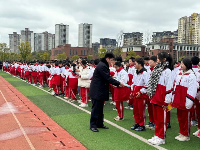 花溪区初中人事大调整，重塑教育领导团队，助力教育质量持续提升